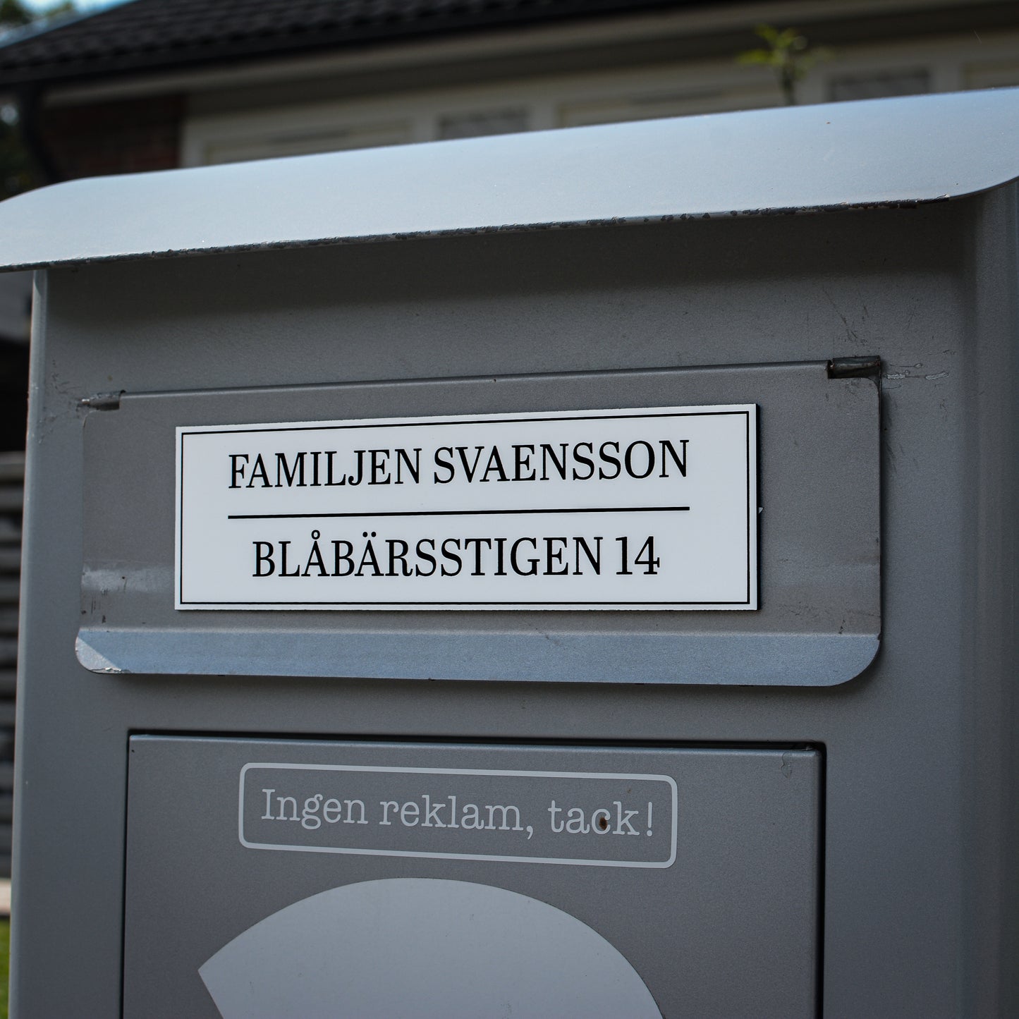 BREVLÅDESKYLT MED PERSONLIG GRAVYR