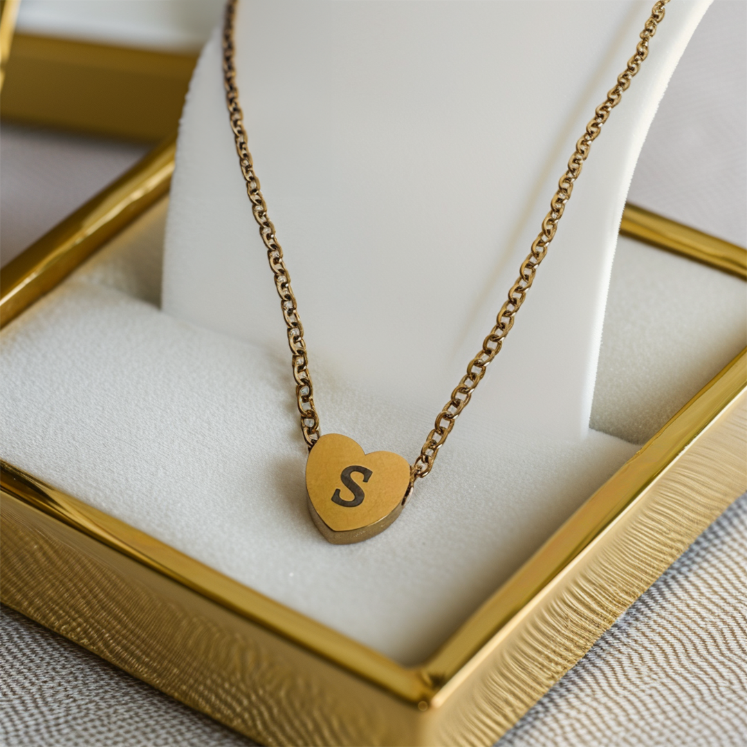 Personligt halsband med ingraverad initial – romantisk present till flickvän eller pojkvän