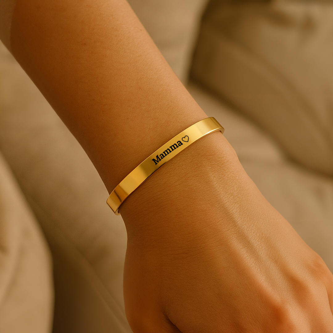 Personligt armband i guld med gravyr – kärleksfull gåva till mamma på mors dag eller födelsedagen