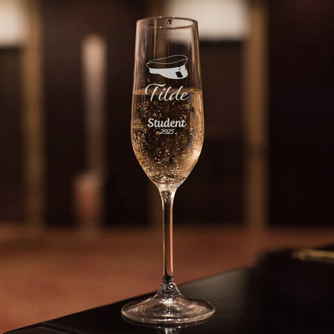 Champagneglas med graverade namn – exklusiv bröllopspresent till brudpar eller som minne från vigsel.