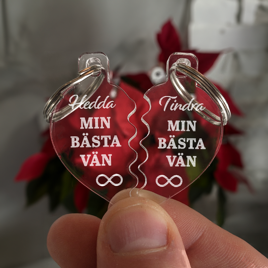 Delad BFF-nyckelring i akryl med graverade namn – personlig present till bästa vän