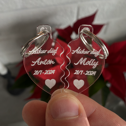 Graverade parnyckelringar i två delar – perfekt kärlekspresent till Alla hjärtans dag.