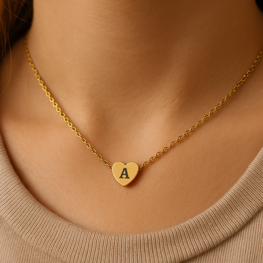 Perfekt present till flickvännen eller mamma. Halsband med bokstav ingraverat.