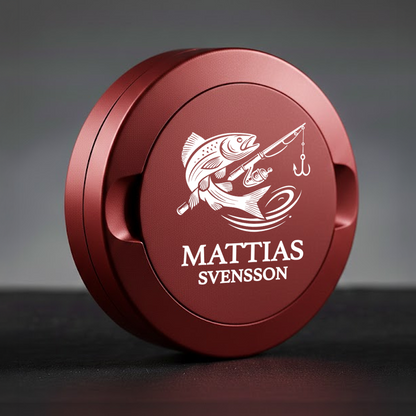 Graverad snusdosa i metall med personlig text – flera färgalternativ.